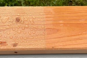 Links coating hout aangebracht, water dringt niet meer in hout